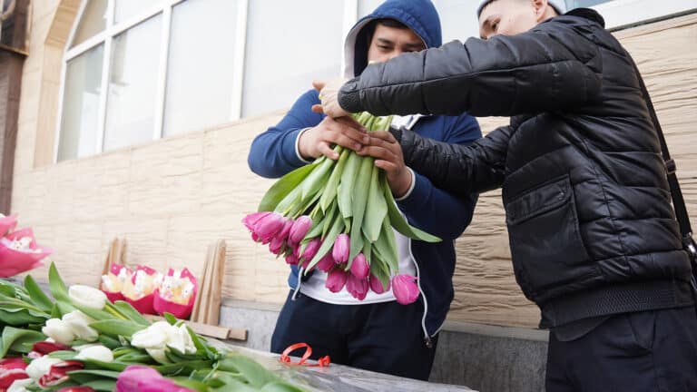 Мама важнее второй половинки: 74% казахстанцев сделают подарок на 8 марта именно ей