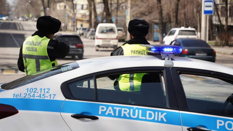 В Алматы начались массовые облавы на курьеров доставки и нелегалов