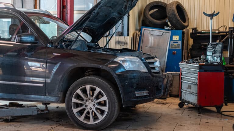 Сколько стоит «переобуться» и подготовить авто к весне в Казахстане