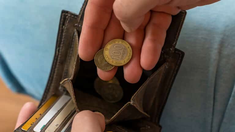 Казахстанцы беднеют: реальные доходы сократились на 2,9% год к году