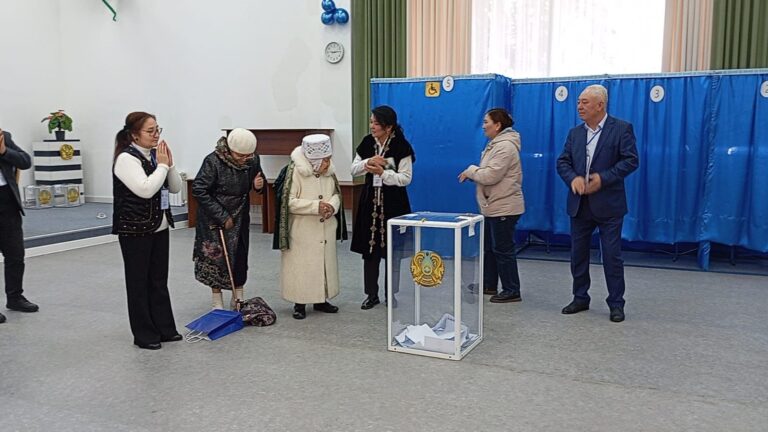 Долгожители и ветеран ВОВ приняли участие в референдуме в Казахстане