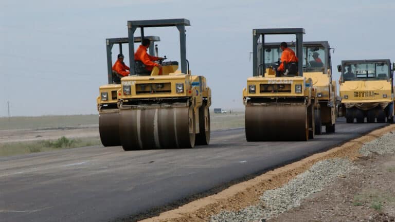 Строительство 1 км дороги в Казахстане стоит 500 млн
