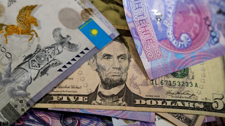 Доллар может стать еще дешевле - прогноз экспертов