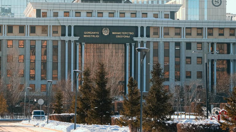 Кражу пива «мужчиной в военной форме» в Алматы объяснили в Минобороны