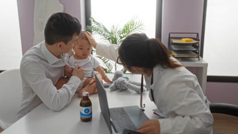 «В очередь со взрослыми»: почему в Казахстане не возвращают прямой прием у педиатров