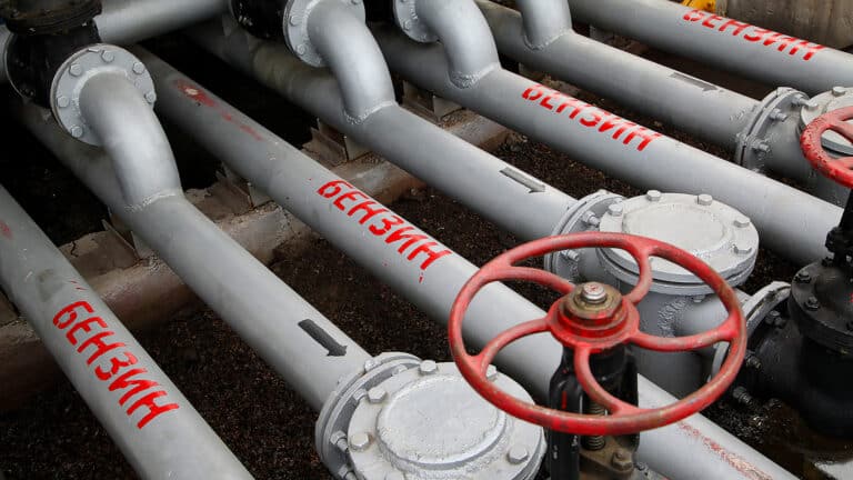 Долгий мораторий на бензин и коммуналку может привести к закрытию заводов в РК