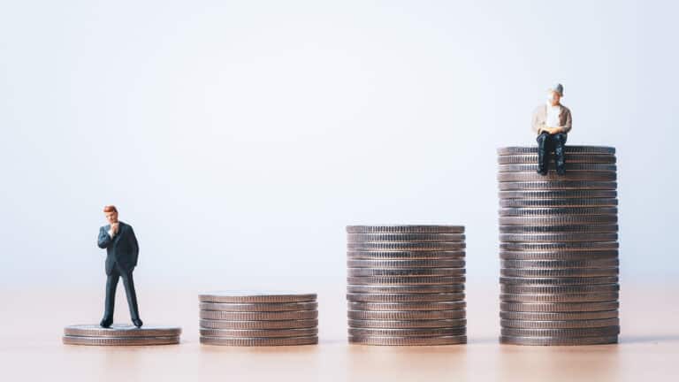 Почему одни компании увеличивают пенсии казахстанцев, а другие – обесценивают их