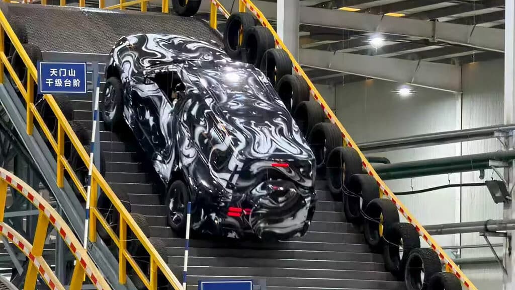 Новый BYD Yangwang U8 прошел необычный тест на копии «Небесной лестницы»