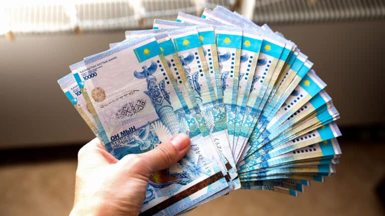 Старые купюры в 10 тыс. тенге разрешили использовать до 2027 года