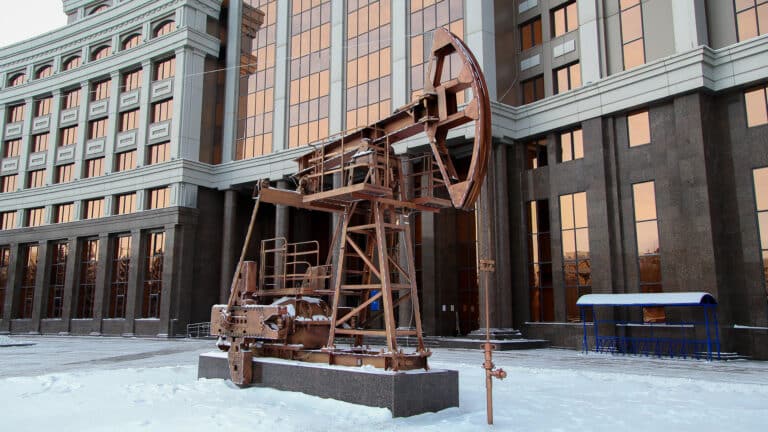 Цена на нефть продолжает бить рекорды, а акции «КазМунайГаза» расти