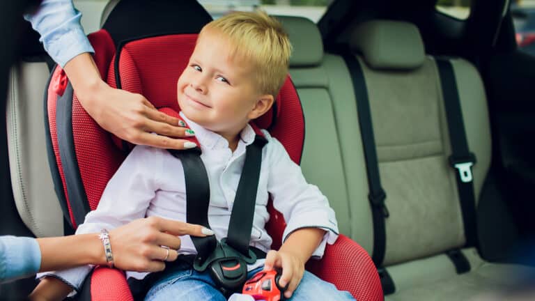 Казахстанским водителям напомнили о правилах безопасных поездок с детьми