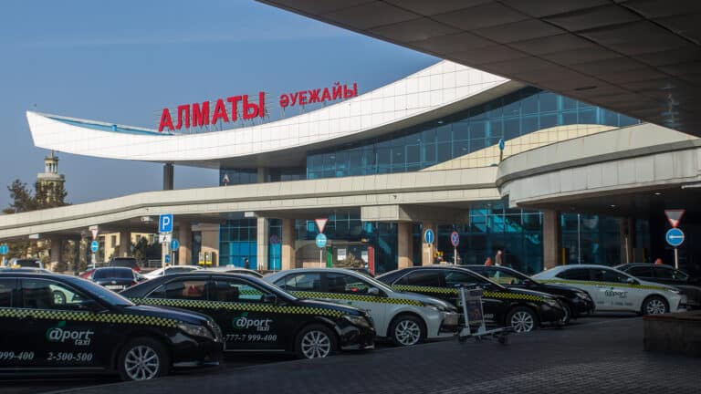 Парковка в аэропорту Алматы обернулась счетом почти на 130 тыс. тенге