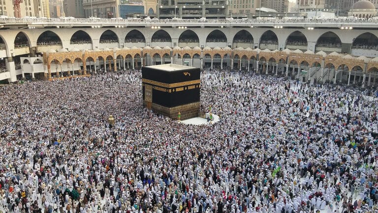 Десятки казахстанцев доверились мошеннику, предлагавшему туры в Мекку