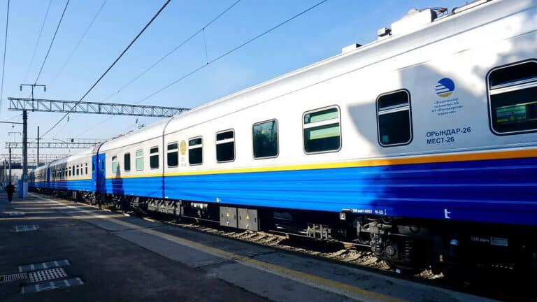 Начальника поезда Астана – Петропавловск уволили после скандала в туалете