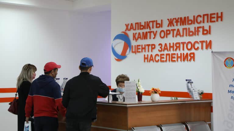 Стало известно, в каком возрасте казахстанцы чаще становятся безработными