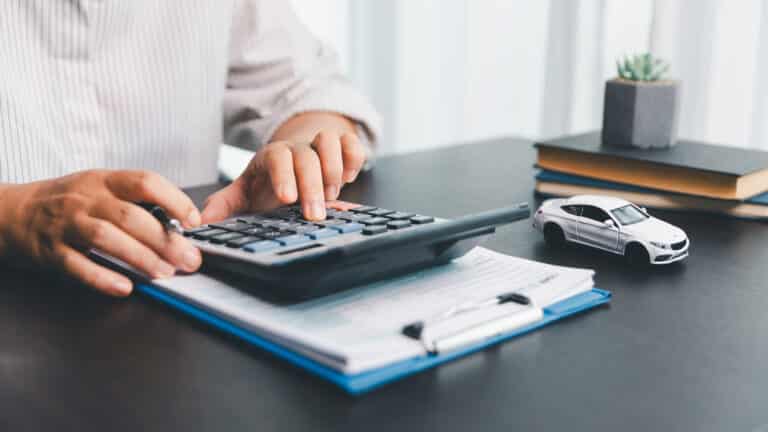 Казахстанцам могут арестовать счета за долги по налогу на авто