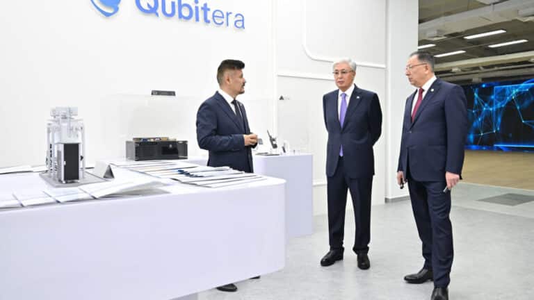 Токаеву показали суперкомпьютер и спутники в КазНУ