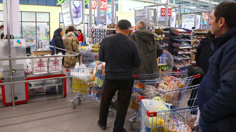 Богатые казахстанцы тратят в 5-6 раз больше бедных – актуальные цифры назвали в БНС