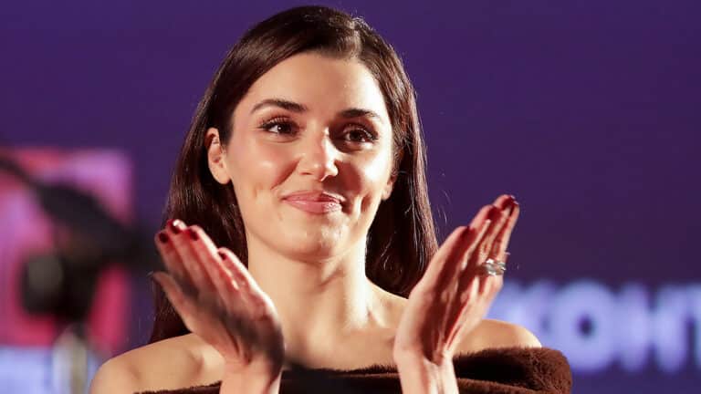 Звезду сериала «Постучись в мою дверь» задержали в аэропорту Стамбула