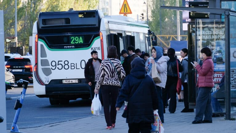 Почти 180 тыс. казахстанцев вынуждены ездить на работу в другую область