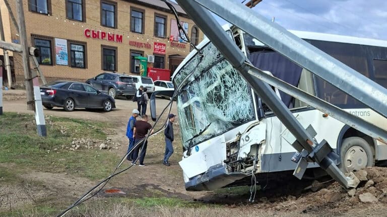Маршрутка на полном ходу протаранила автобус со школьниками в ЗКО, есть пострадавшие