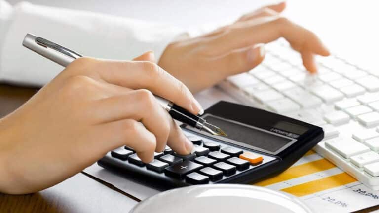 Почему доходы казахстанцев рухнули рекордно за 30 лет, рассказал экономист