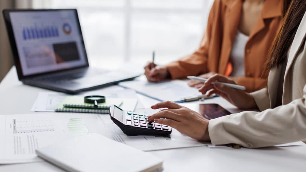 Қазақстандық банктер екінші ай қатарынан ондаған миллиард пайда жоғалтуда / Фото:  Shutterstock