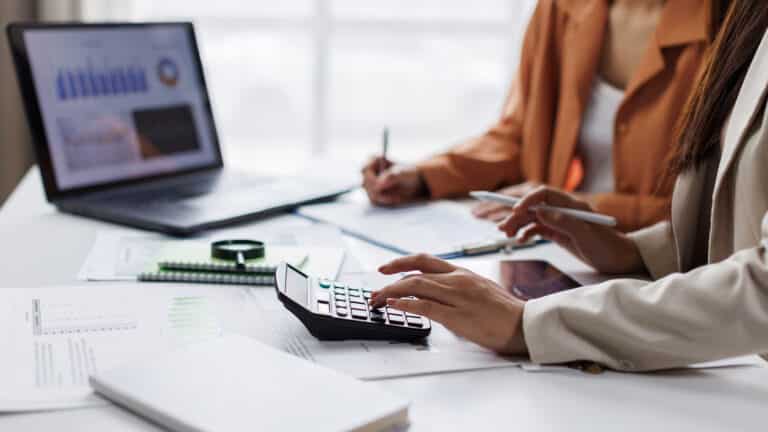 Казахстанские банки теряют десятки миллиардов прибыли второй месяц подряд