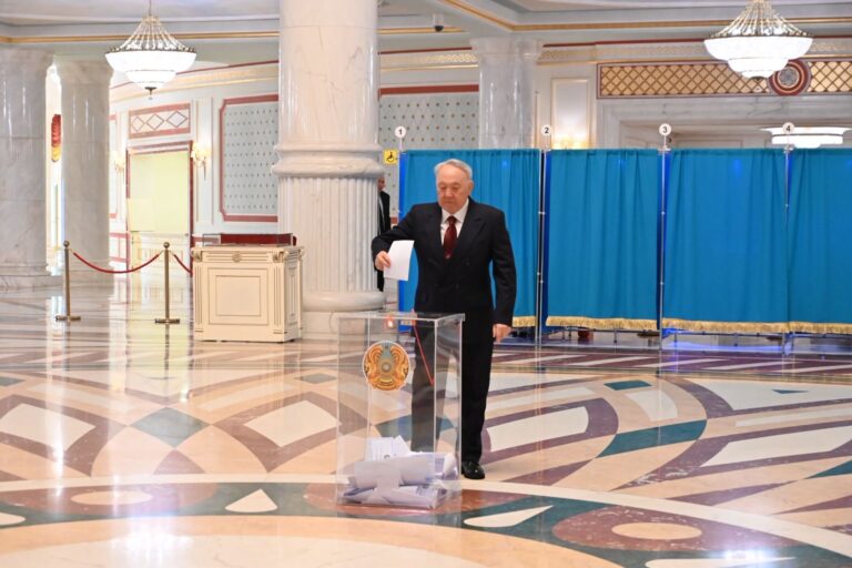 Нурсултан Назарбаев проголосовал на референдуме по новой Конституции
