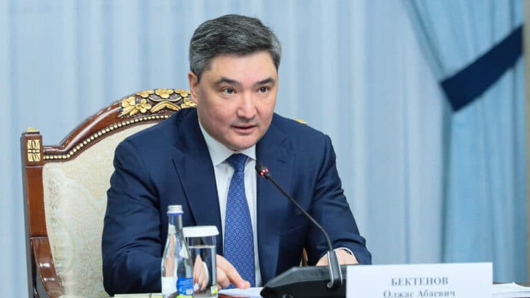 Бектенов поздравил казахстанцев с принятием новой Конституции