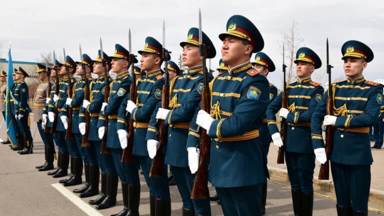 Гвардейцы теперь могут жаловаться на качество еды в столовых