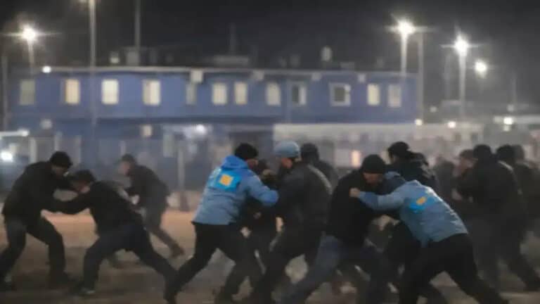 Казахстанских рабочих отправили под арест после массовой драки в России