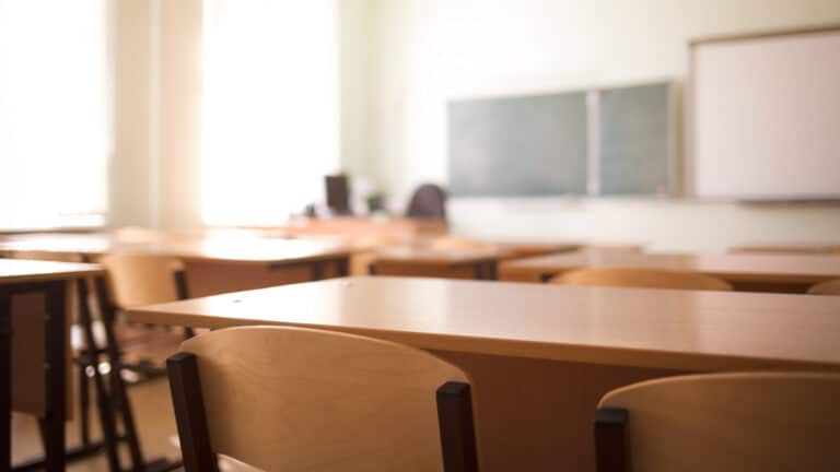 Всех школьников Астаны перевели на дистанционку из-за сильного ветра 