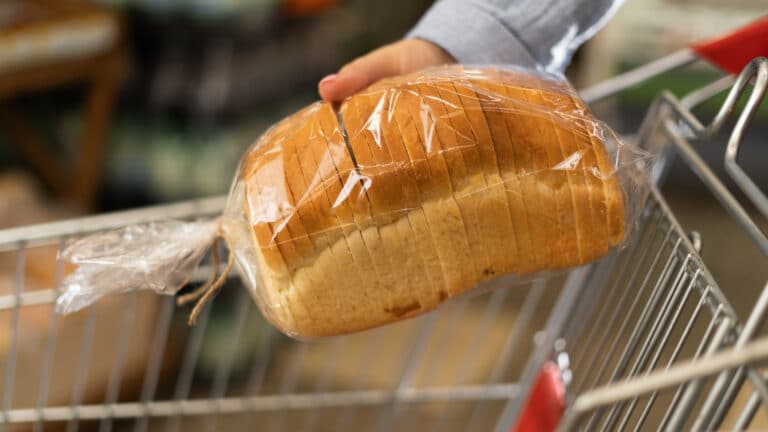 Крупнейший хлебзавод в Актобе перестал выпускать льготный хлеб из-за долгов