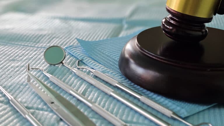 В Актау пациентка отсудила четверть миллиона тенге за испорченный зуб