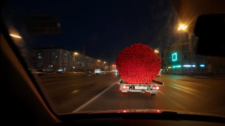 Гигантский букет роз на эвакуаторе удивил жителей Актобе