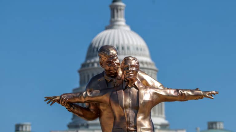 Статую Трампа и Эпштейна в позе из «Титаника» установили в Вашингтоне