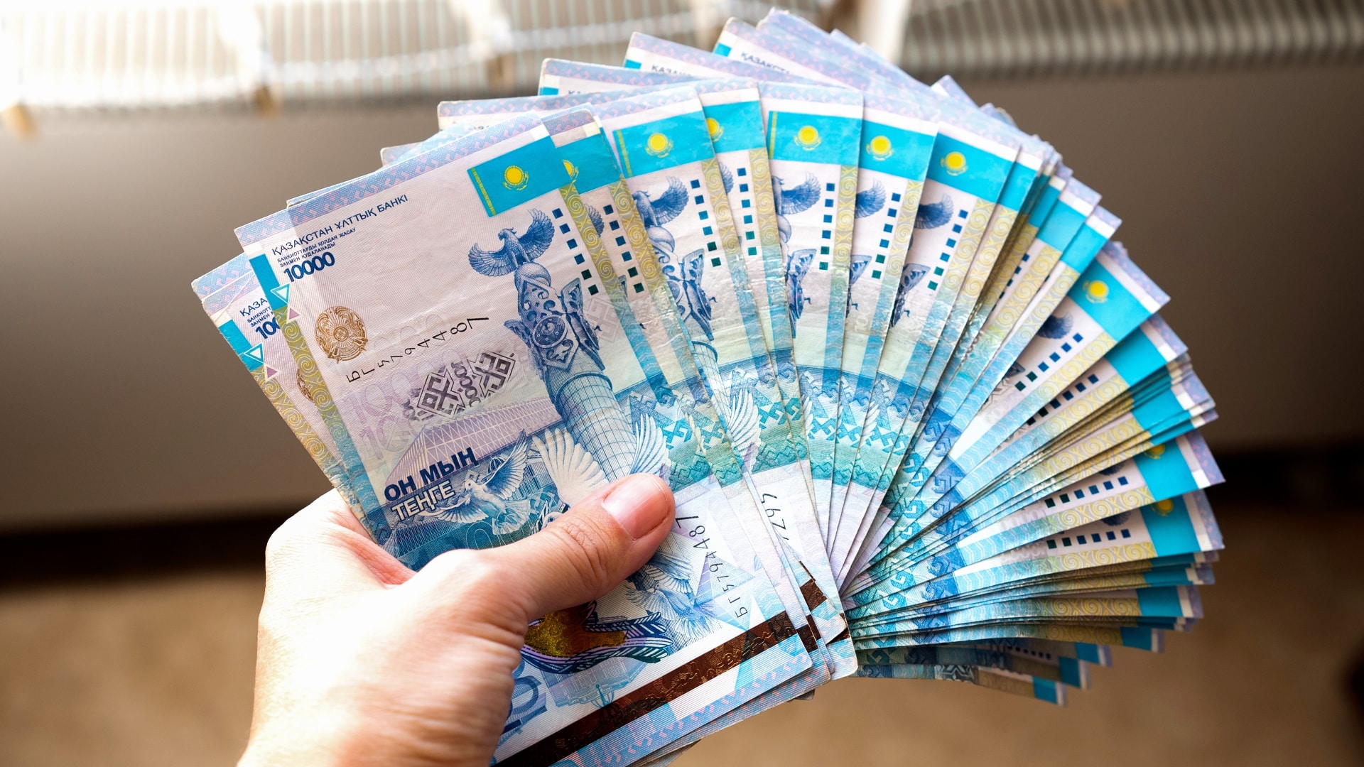 10 мың теңгелік ескі банкноталардың мерзімі тағы бір жылға ұзарады