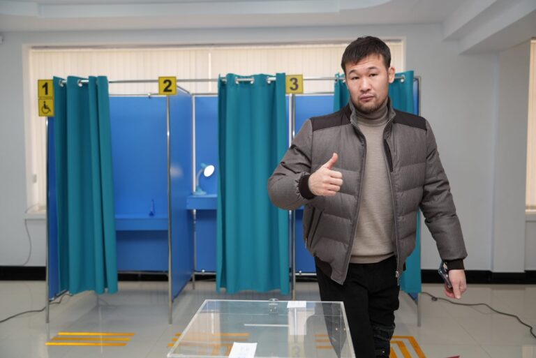 Шавкат Рахмонов проголосовал на референдуме в Қонаеве