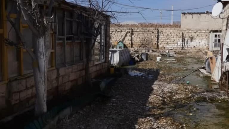 Грунтовые воды вынуждают жителей Мангистау покидать дома