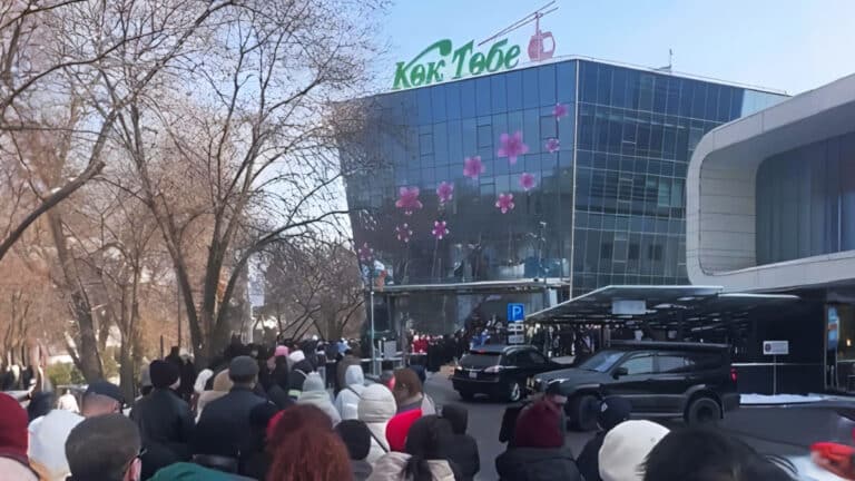 Алматинцы штурмовали Кок-Тобе с криками и дракой ради бесплатной канатной дороги