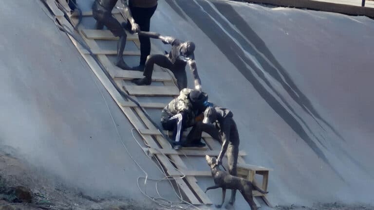 Памятник спасателям собаки на Сайране растрогал до слез весь мир