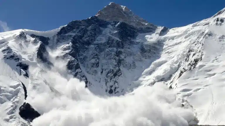 В МЧС предупредили об опасности схода лавин в нескольких регионах страны