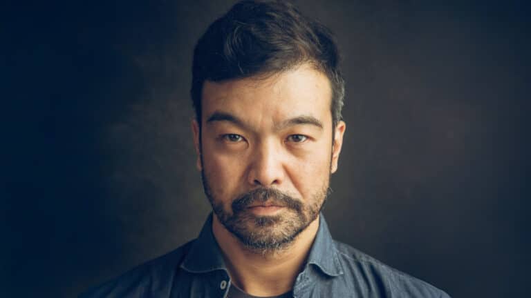 Актер Азиз Бейшеналиев спас собаку из реки Есентай в Алматы