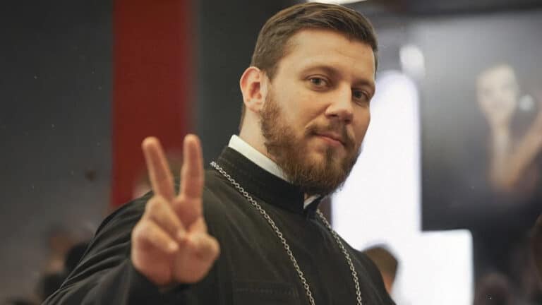 Священник из Алматы взорвал соцсети и собрал армию поклонниц