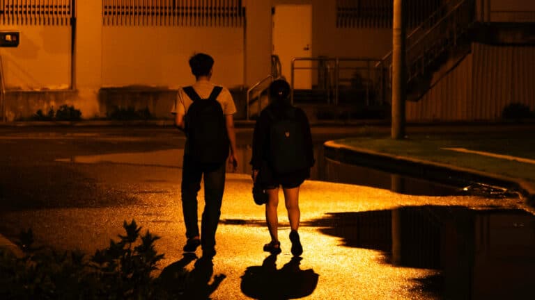 В Казахстане массово штрафуют родителей за ночные прогулки детей