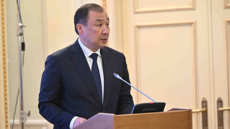 Сауранбаев ответил на жалобы казахстанцев о лотерее с билетами на старые поезда