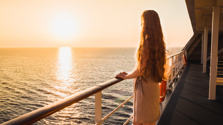 Туристки на застрявшем в Дубае лайнере удивились полному возврату денег за круиз