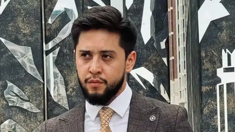 Актер Асқар Жұмабек қызға қол көтермек болды