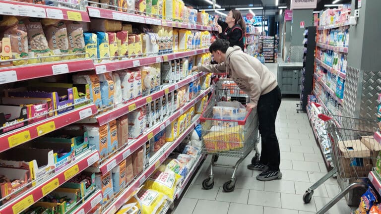 Полки для своих: в мажилисе требуют приоритет для казахстанских товаров